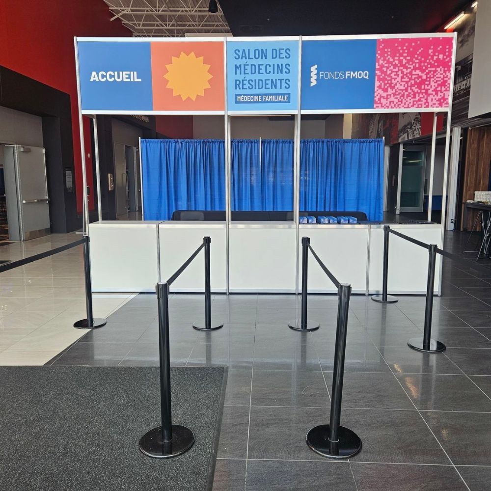 conception-sur-mesure-kiosque-unique-expo-stand Kiosque d’accueil professionnel conçu sur mesure, une solution proposée par Expo Stand pour les événements professionnels.