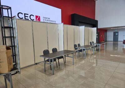 Préparation d’un espace de congrès avec cloisons, tables et chaises