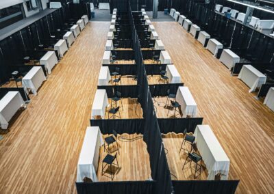 Vue générale de l’aménagement des kiosques pour un salon de l’emploi