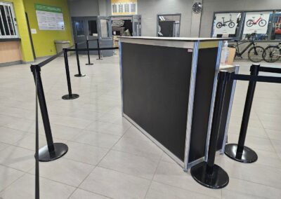 Comptoir d’accueil avec cordons de guidage pour les visiteurs