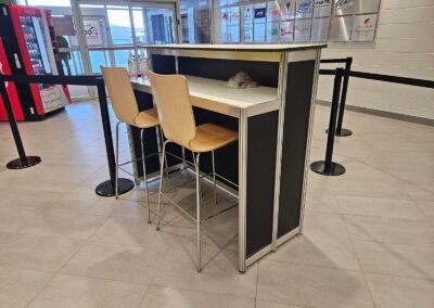 Comptoir d’accueil à deux niveaux avec tabourets
