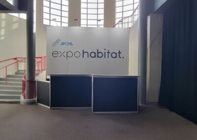 Comptoir d’accueil installé à l’entrée de l’Expo habitat