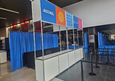 Comptoir d’accueil avec signalisation et gestion de file pour un salon