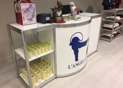 Comptoir d’exposition courbe avec espace de rangement