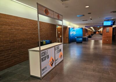 Comptoir d’inscription installé pour l’accueil des participants à un congrès