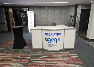 Comptoir d’inscription modulaire et table cocktail pour événement