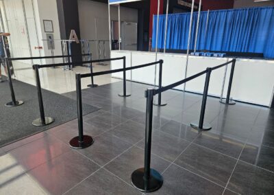 Zone d’accueil avec comptoir et poteaux de gestion de file