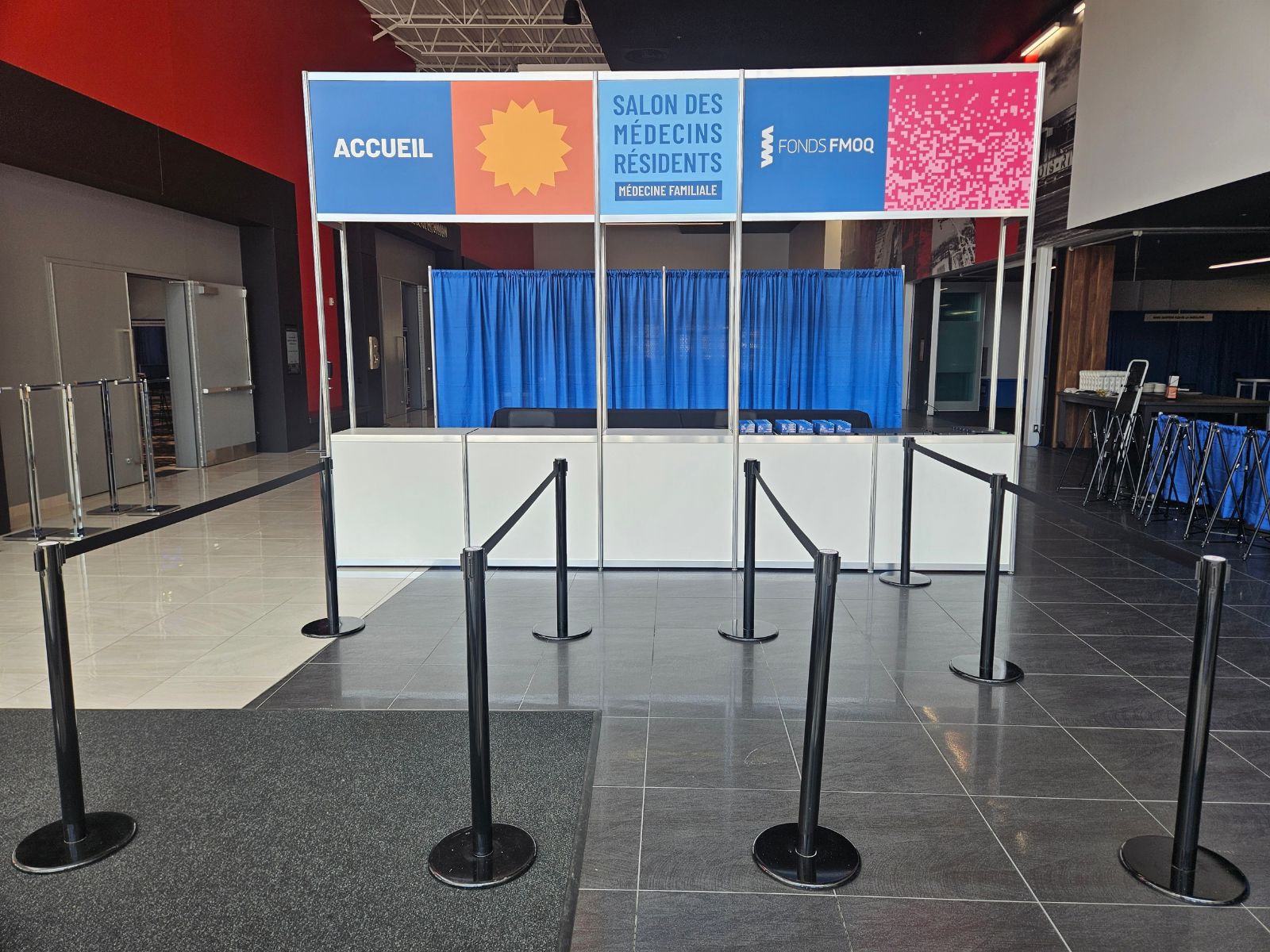 Kiosque d’accueil aménagé pour un salon professionnel