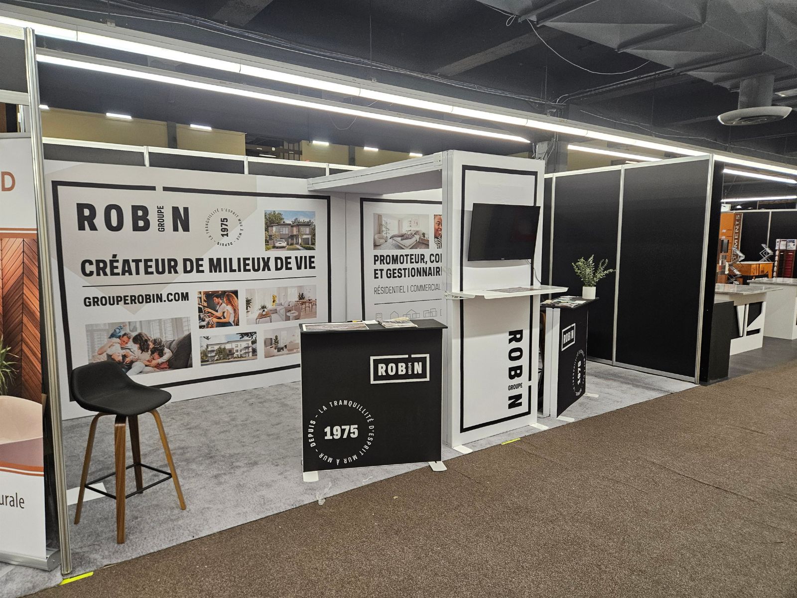 Kiosque clé en main aménagé pour un exposant