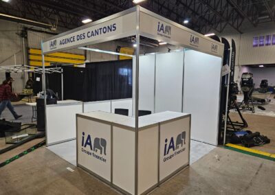 Kiosque d’exposition avec comptoir personnalisé pour iA Groupe financier