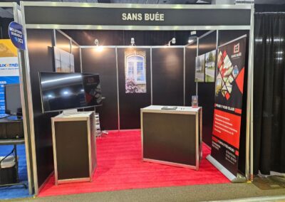 Kiosque d’exposant avec comptoirs, écran et bannière Sans Buée