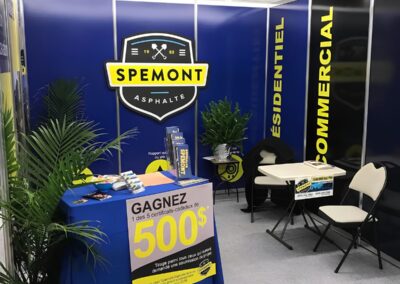 Kiosque d’exposant Spémont Asphalte avec mobilier et affichage