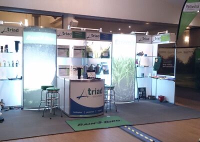 Kiosque d’exposition éclairé avec présentoirs pour Triad Solutions