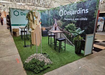 Kiosque rigide sur mesure Desjardins avec affichage panoramique