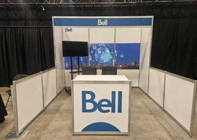 Kiosque Bell aménagé avec comptoir, écran et espace de rencontre