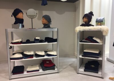 Meubles présentoirs modulaires pour produits et accessoires
