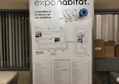 Grand panneau d’information présentant le plan d’une exposition