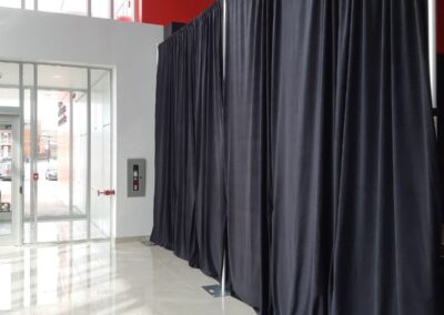 Rideaux de velours noirs installés pour délimiter l’entrée d’un événement