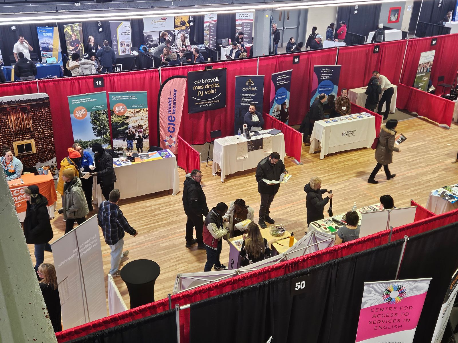 Salon d’exposition aménagé avec kiosques et séparateurs de rideaux