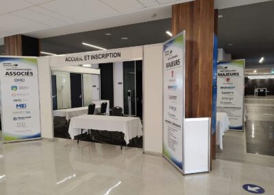 Zone d’accueil et d’inscription aménagée pour un congrès